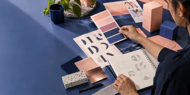 Diseñadora creando un sistema de identidad visual