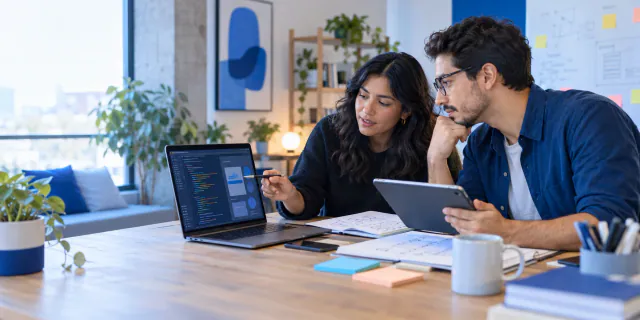 Equipo diseñando una solución de software a medida
